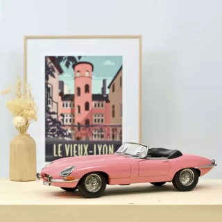 Jaguar E-Type Cabriolet 1962 Rosa 1:12 - Limitierte Auflage 300 St. Norev 1:12 Metallmodell (Türen/Hauben nicht zu öffnen!)